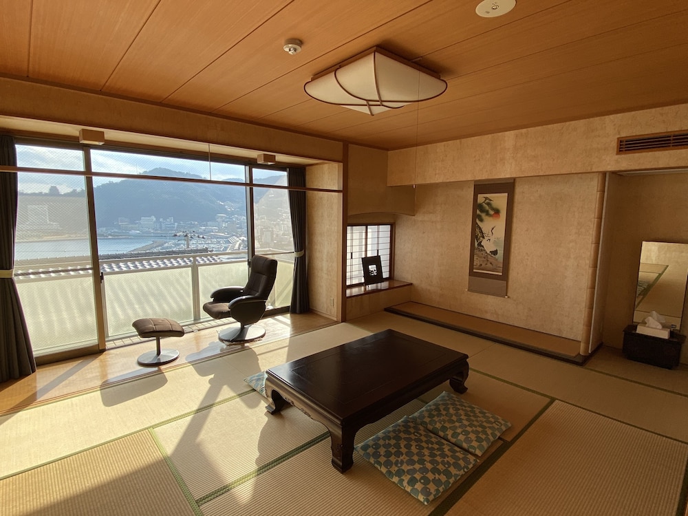 201個室 液晶TVあり、和室 スーペリア、共用バスルーム、オーシャンビュー 禁煙 | 熱海温泉 GUEST HOUSE 惠