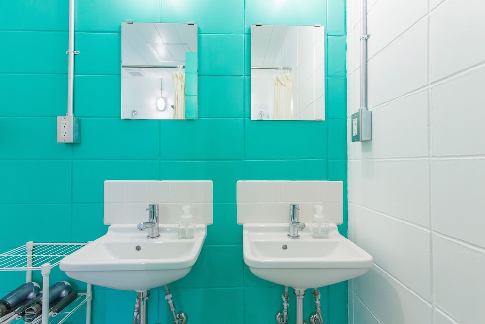 コンパクトプライベートルーム バスルームのシンク0 | シーウォールホステル