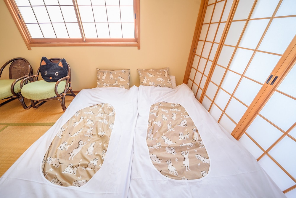 角部屋:和室6畳(トイレ洗面付)【由布岳眺望】(13歳からご宿泊可能) 客室2 | ゆふいん 笑ねこの宿