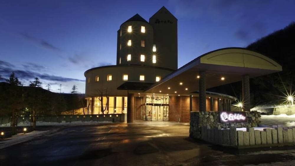 施設の正面 (日没後)1 | 奥入瀬 森のホテル 施設の正面 (日没後)1 | 奥入瀬 森のホテル