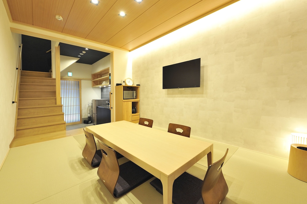 一棟貸し(半分) B 客室内のダイニングエリア0 | 風雅別邸 四条大宮