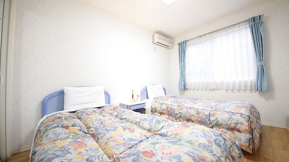 ブルーベリーロッジ Bタイプ 喫煙(チェックイン場所 ログハウス管理棟) 客室1 | 御殿場高原時之栖