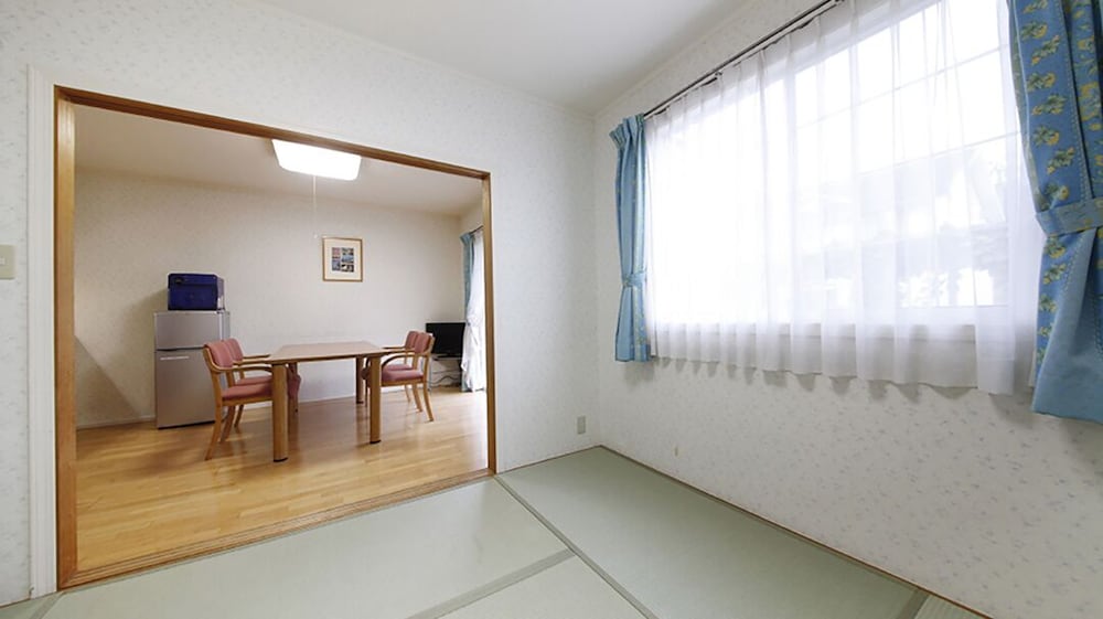 ブルーベリーロッジ Bタイプ 喫煙(チェックイン場所 ログハウス管理棟) 客室2 | 御殿場高原時之栖