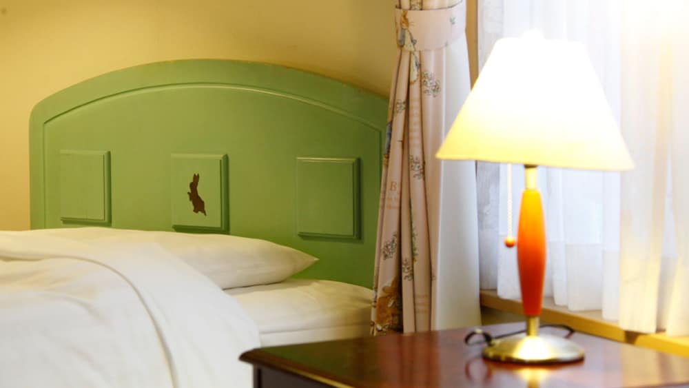 スローハウスヴィラ ピーターラビットルーム 禁煙(チェックイン場所 ログハウス管理棟) 客室1 | 御殿場高原時之栖