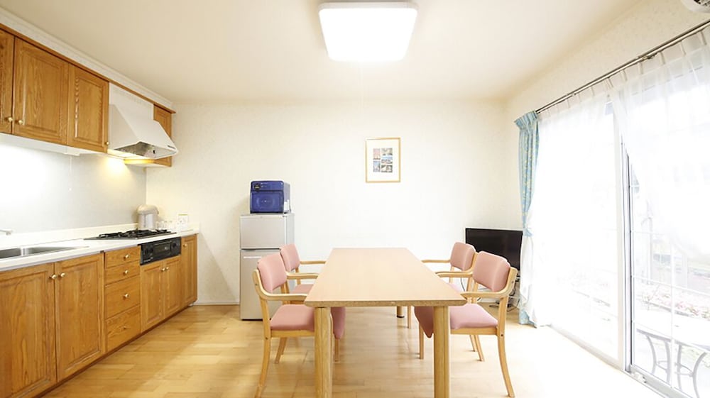 ブルーベリーロッジ Bタイプ 喫煙(チェックイン場所 ログハウス管理棟) 客室3 | 御殿場高原時之栖