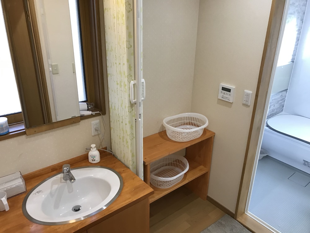 デラックス ツインルーム 共用バスルーム バスルーム0 | ゲストハウスシャコンヌ軽井沢