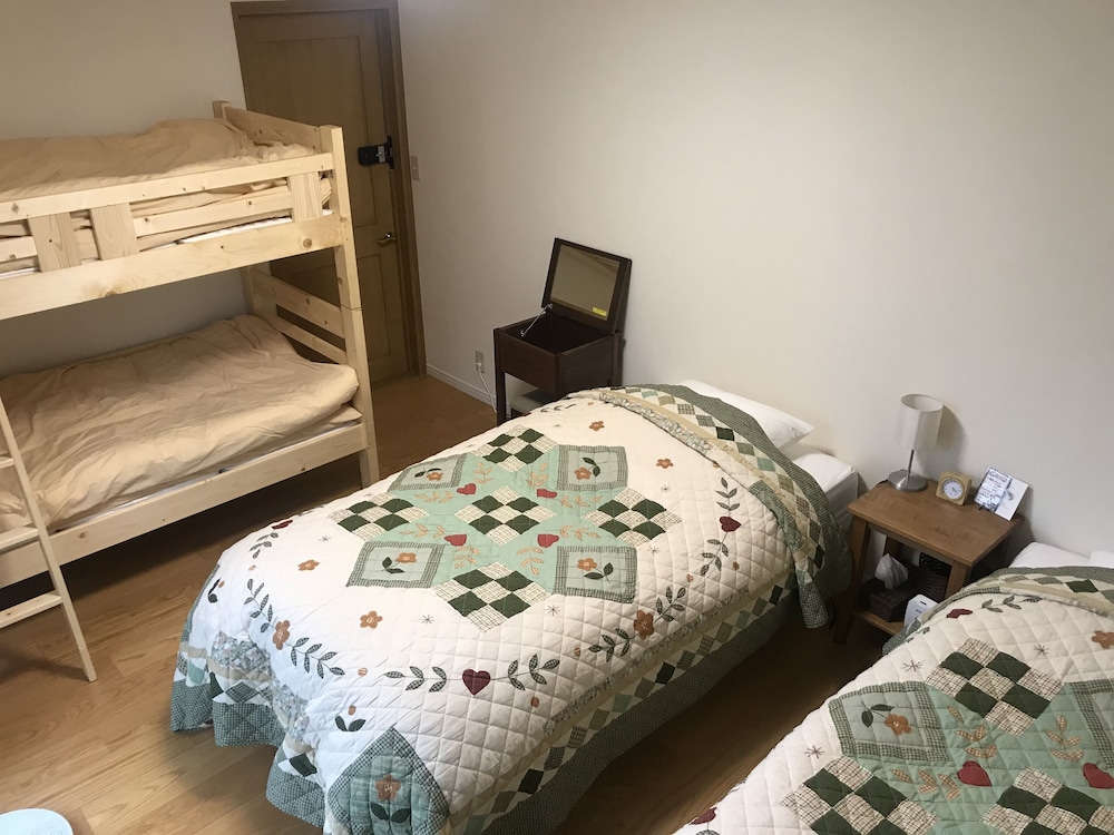 ツインルーム ２段ベッド付 共用バスルーム 深めの浴槽0 | ゲストハウスシャコンヌ軽井沢