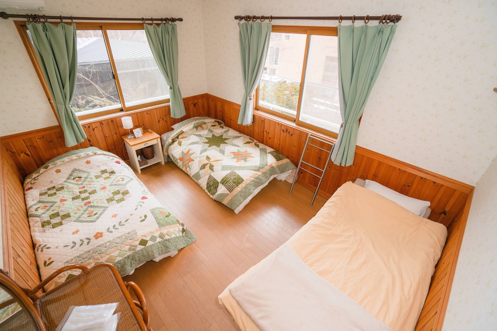 ツインルーム エクストラベッド付 共用バスルーム | ゲストハウスシャコンヌ軽井沢