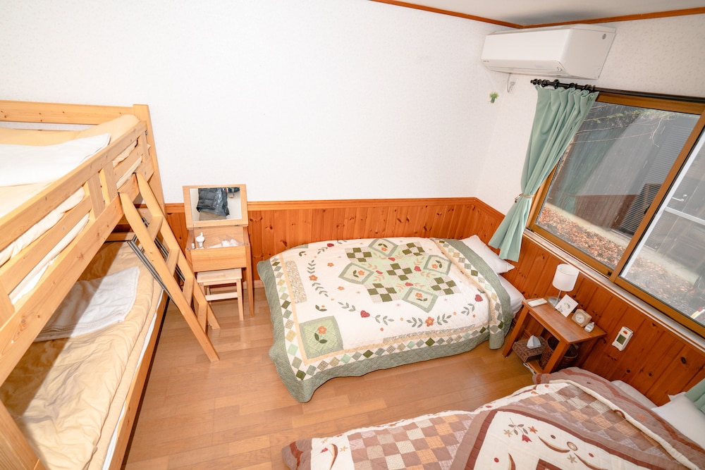 ツインルーム ２段ベッド付 共用バスルーム | ゲストハウスシャコンヌ軽井沢