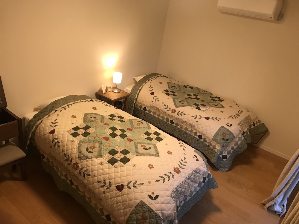 ツインルーム ２段ベッド付 共用バスルーム 客室3 | ゲストハウスシャコンヌ軽井沢