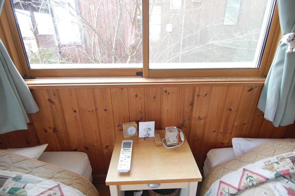 デラックス ツインルーム 共用バスルーム 客室の設備とサービス0 | ゲストハウスシャコンヌ軽井沢