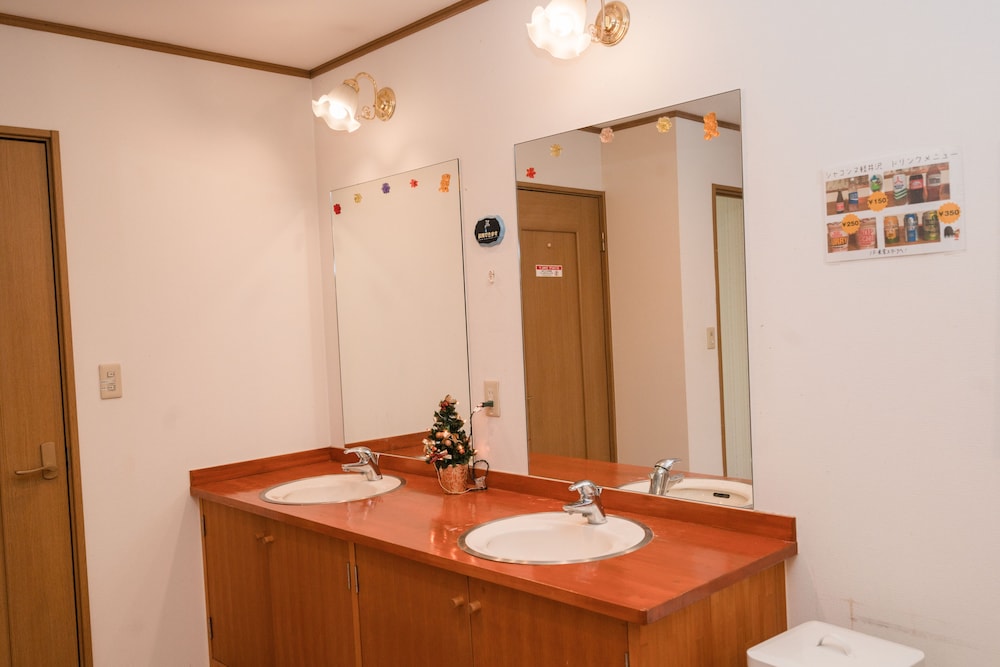 デラックス ツインルーム 共用バスルーム バスルームのシンク0 | ゲストハウスシャコンヌ軽井沢