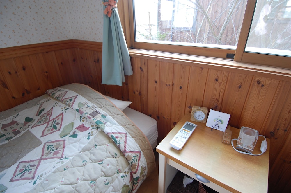 デラックス ツインルーム 共用バスルーム 客室3 | ゲストハウスシャコンヌ軽井沢
