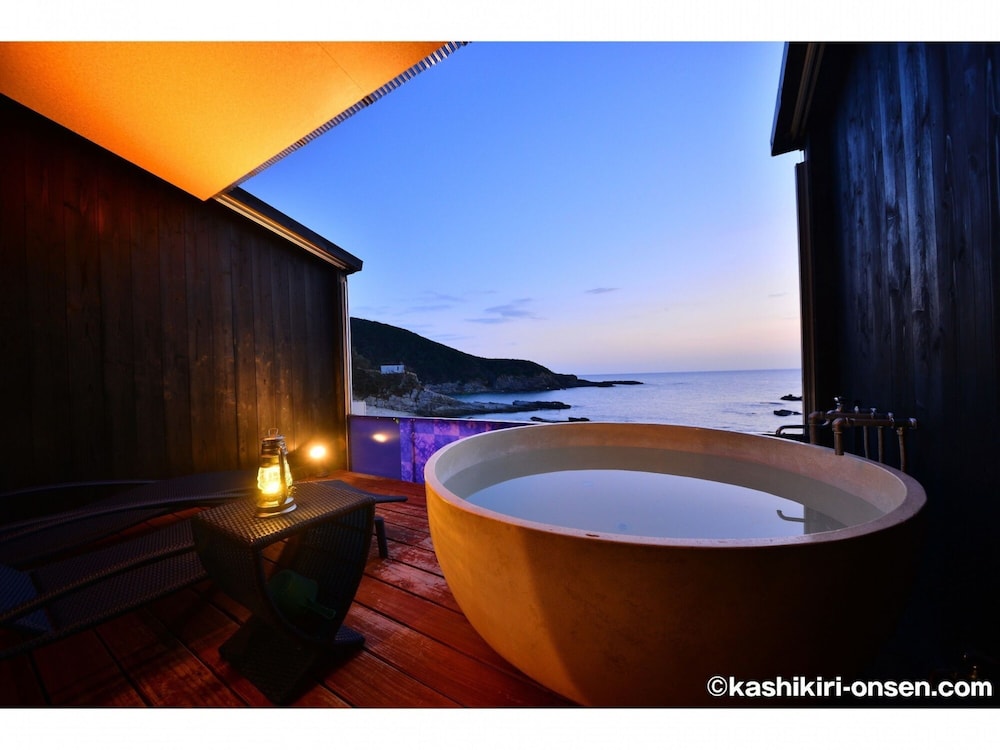 ダブルルーム　露天風呂付　シービュー　1階 深めの浴槽4 | XYZ Private spa and Seaside Resort