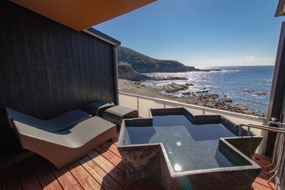 ダブルルーム　露天風呂付　シービュー　1階 深めの浴槽1 | XYZ Private spa and Seaside Resort