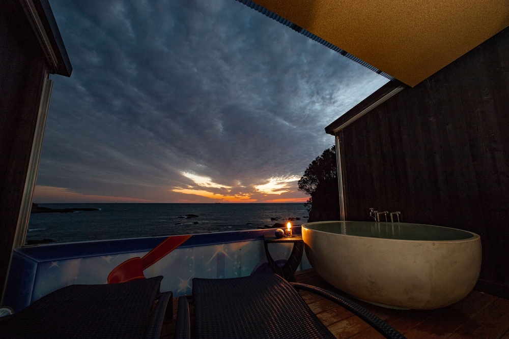 ダブルルーム　露天風呂付　シービュー　1階 リビング エリア2 | XYZ Private spa and Seaside Resort