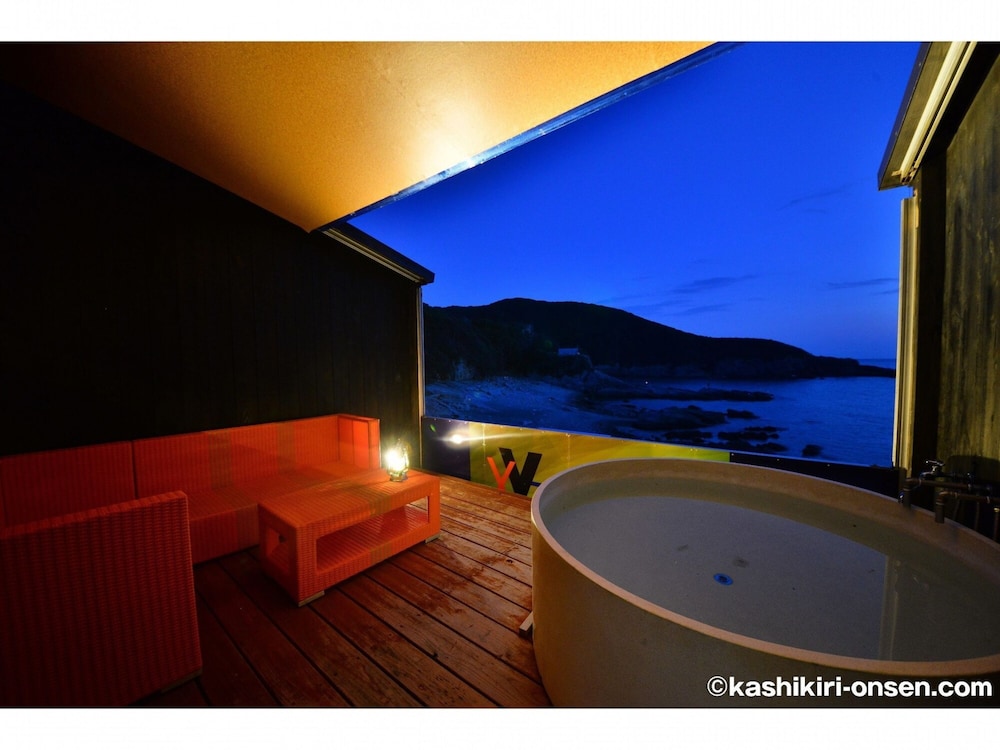 和室　離れ　露天風呂付　シービュー 深めの浴槽2 | XYZ Private spa and Seaside Resort