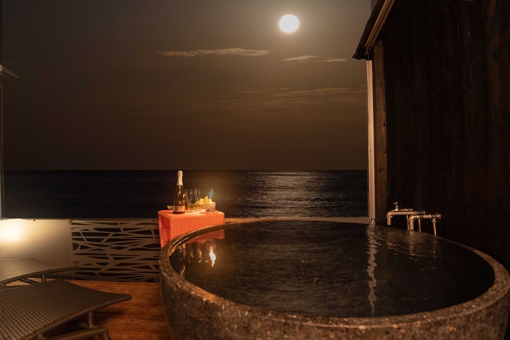 ダブルルーム　露天風呂付　シービュー　1階 専用スパ浴槽0 | XYZ Private spa and Seaside Resort