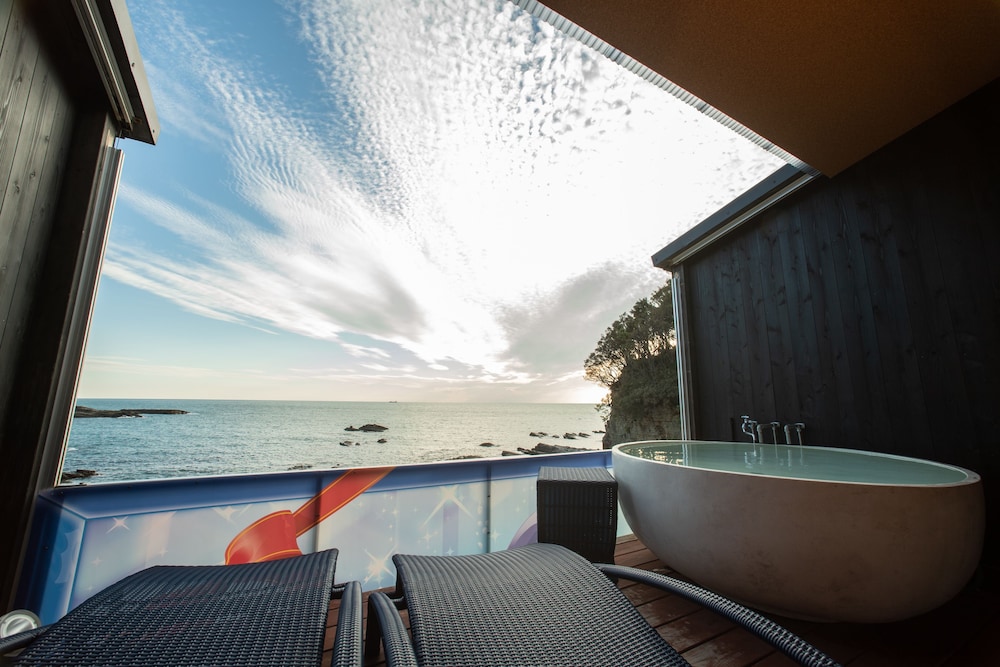 ダブルルーム　露天風呂付　シービュー　1階 リビング エリア1 | XYZ Private spa and Seaside Resort