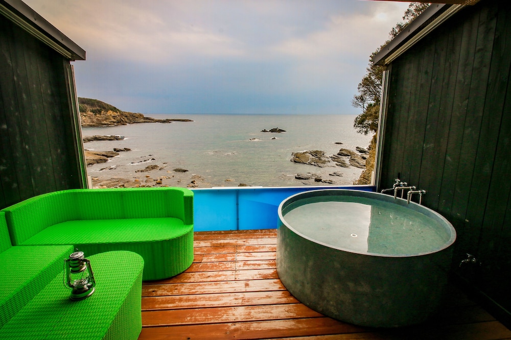 和室　スタンダードルーム　露天風呂付　シービュー　1階 深めの浴槽1 | XYZ Private spa and Seaside Resort