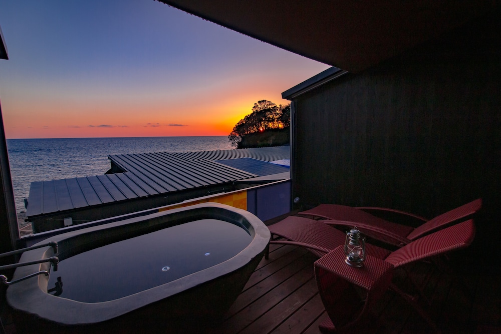 ダブルルーム　露天風呂付　シービュー　上層階 深めの浴槽0 | XYZ Private spa and Seaside Resort