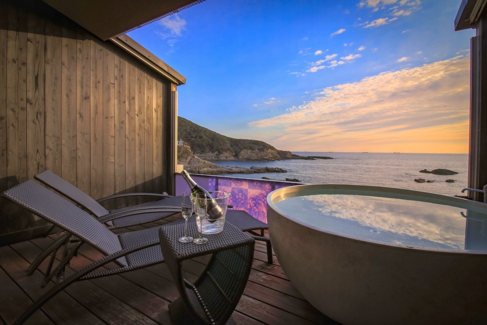 ダブルルーム　露天風呂付　シービュー　1階 深めの浴槽0 | XYZ Private spa and Seaside Resort