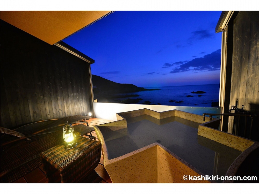 ダブルルーム　露天風呂付　シービュー　1階 深めの浴槽3 | XYZ Private spa and Seaside Resort