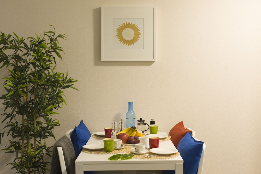 デュープレックス 客室内のダイニングエリア1 | The Metropolitan