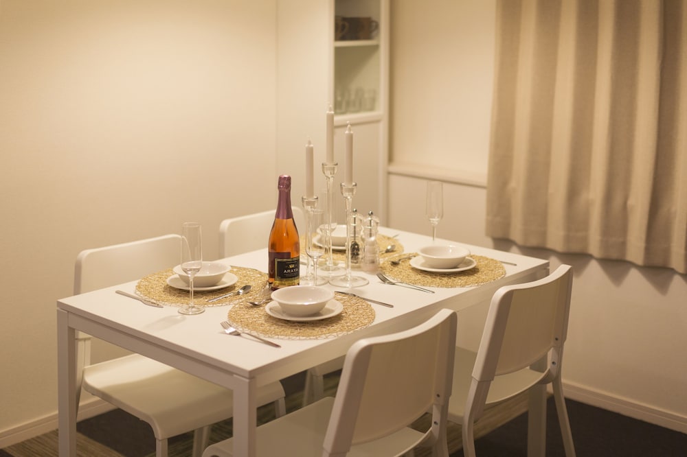 プレミアムスイート 客室内のダイニングエリア1 | The Metropolitan