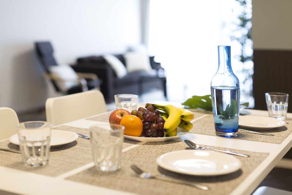 デラックス ルーム 客室内のダイニングエリア1 | The Metropolitan