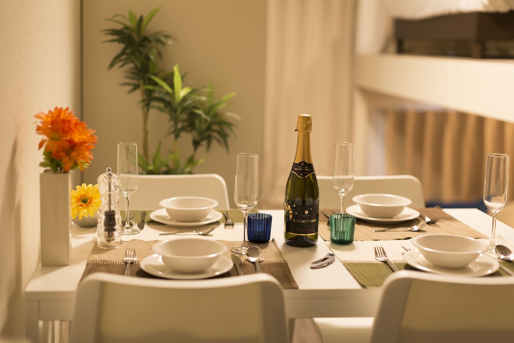 デュープレックス 客室内のダイニングエリア4 | The Metropolitan