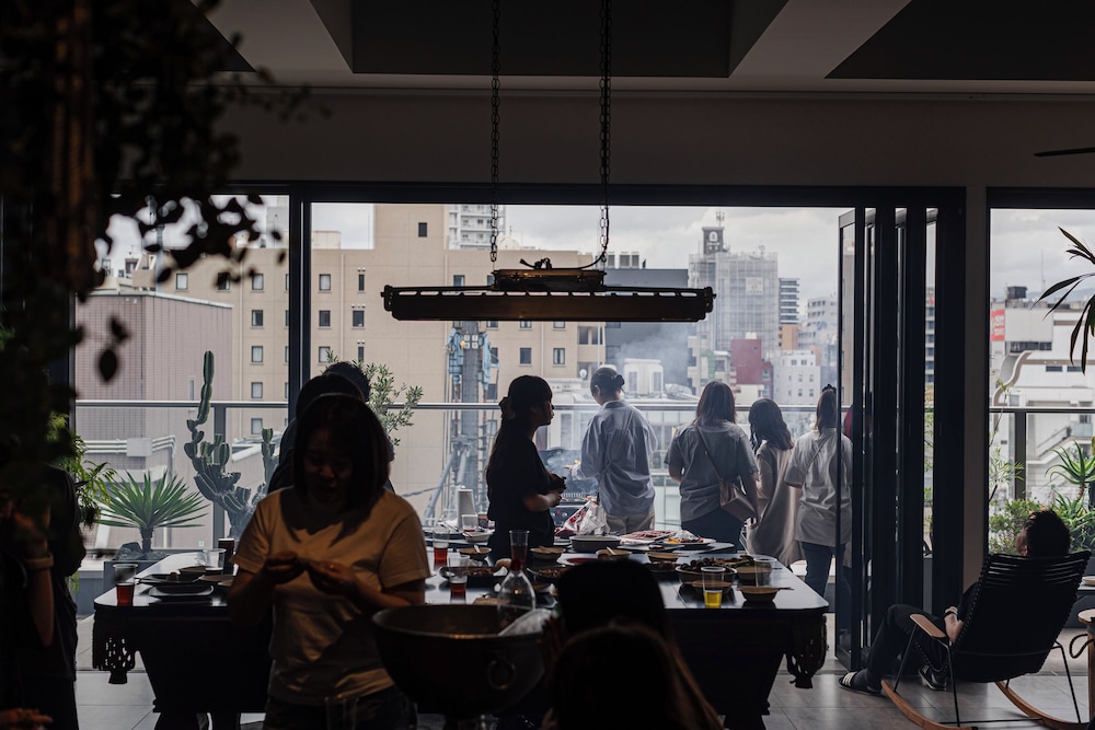 ペントハウス 禁煙 (145平米/ベッドサイズ210x195cm) リビング エリア1 | H HOTEL