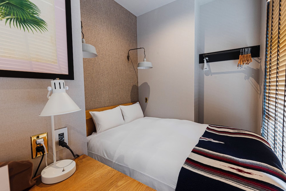 テラスダブルルーム 禁煙 (ベッドサイズ150x195cm) 客室3 | H HOTEL