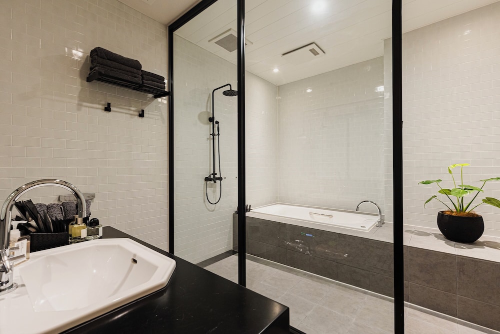 ペントハウス 禁煙 (145平米/ベッドサイズ210x195cm) バスルーム2 | H HOTEL