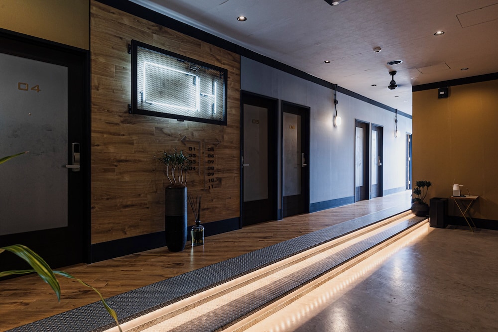 内部エントランス1 | H HOTEL