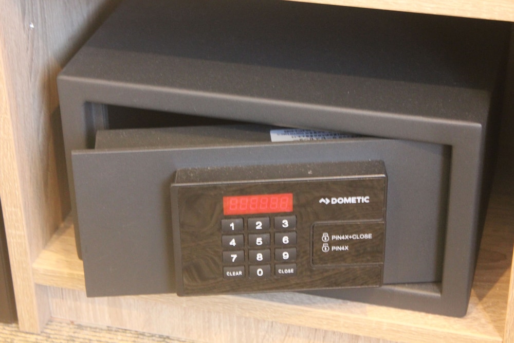 セミダブルルーム - 飲み放題1時間 (15:00~20:00の間に限る) セーフティボックス0 | ホテルイルフィオーレ葛西