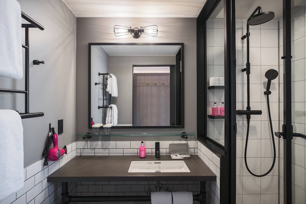 ルーム シングルベッド 2 台 バスルーム1 | モクシー東京錦糸町