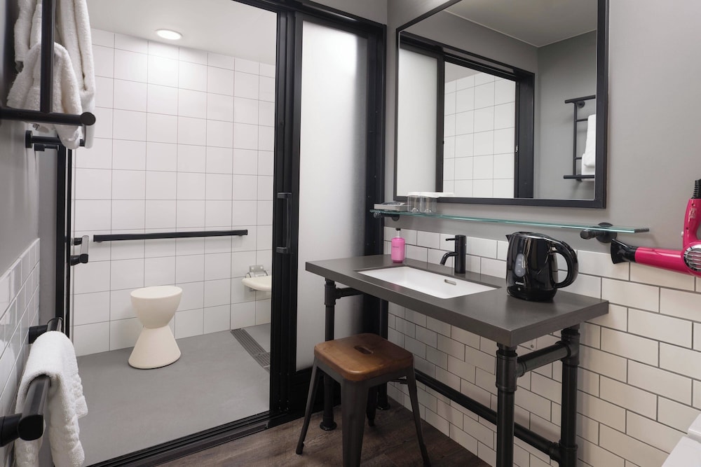 ルーム シングルベッド 2 台 バスルーム0 | モクシー東京錦糸町