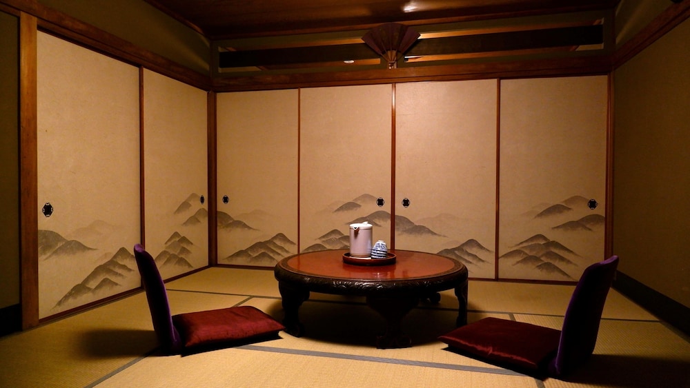 ファミリールーム 専用バス・トイレ 客室5 | 祇園 紘