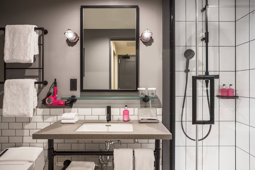 ルーム クイーンベッド 1 台 バスルーム1 | モクシー大阪本町