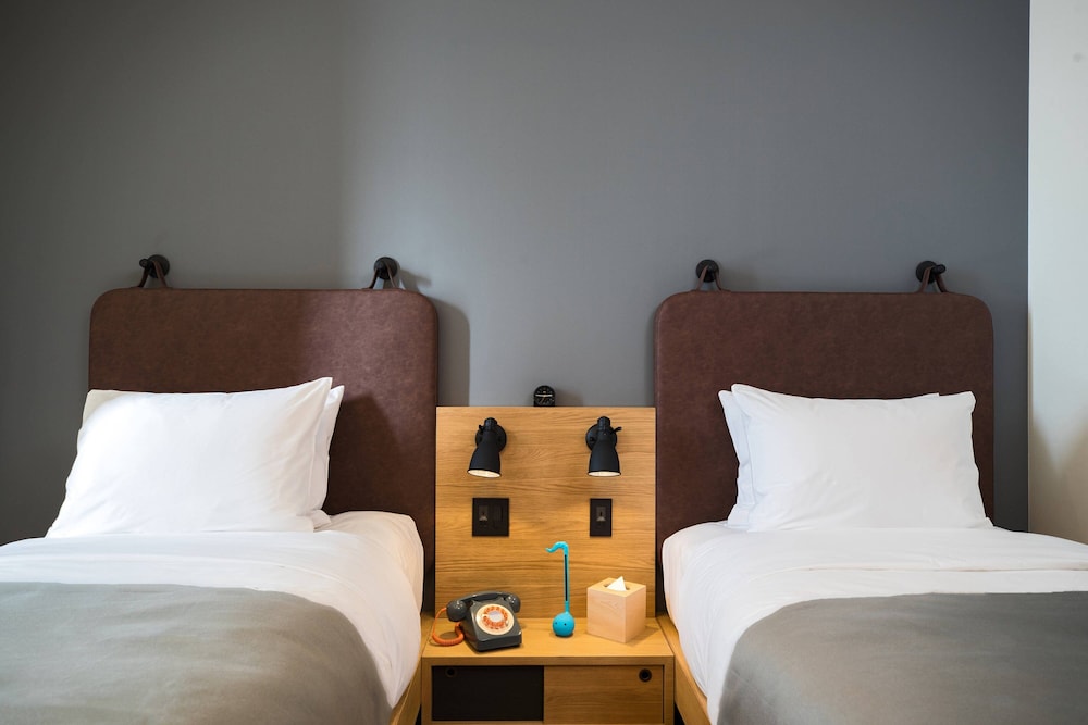 ルーム クイーンベッド 1 台 客室4 | モクシー大阪本町