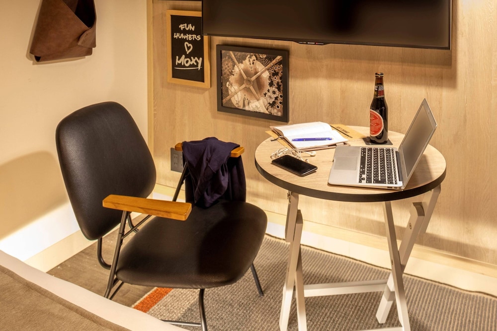 ルーム クイーンベッド 1 台 客室2 | モクシー大阪本町