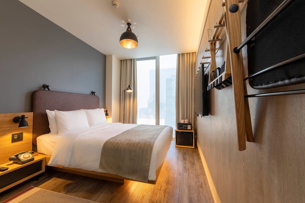 ルーム クイーンベッド 1 台 | モクシー大阪本町