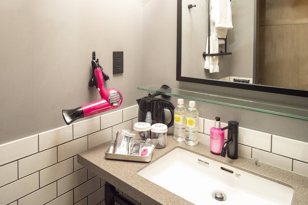 ルーム クイーンベッド 1 台 バスルーム2 | モクシー大阪本町