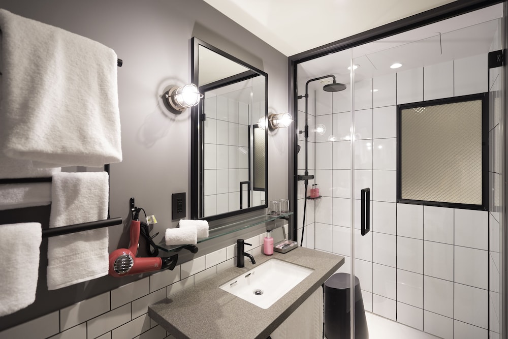 ルーム クイーンベッド 1 台 バスルーム0 | モクシー大阪本町