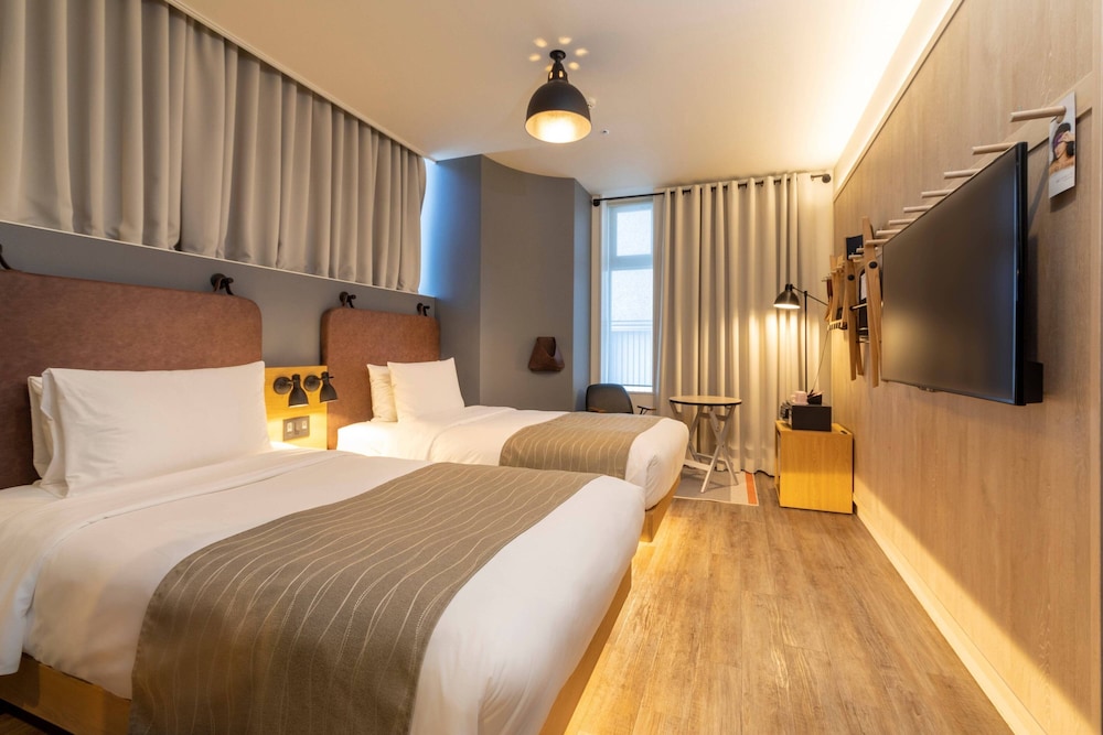 ルーム シングルベッド 2 台 | モクシー大阪本町