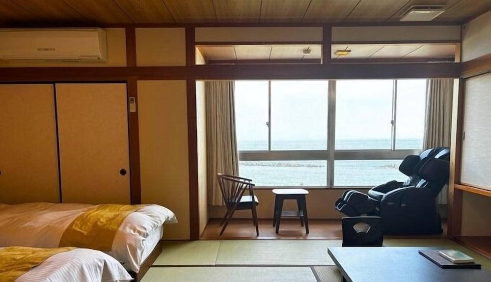 海側和室ベッドルーム マッサージチェアー付き 禁煙 部屋からの景観1 | 味の宿 みち潮