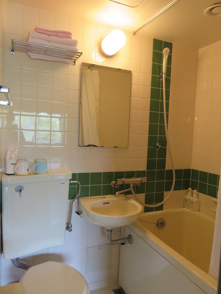 ツインルーム バスルーム1 | レストラン＆ペンション レスカル