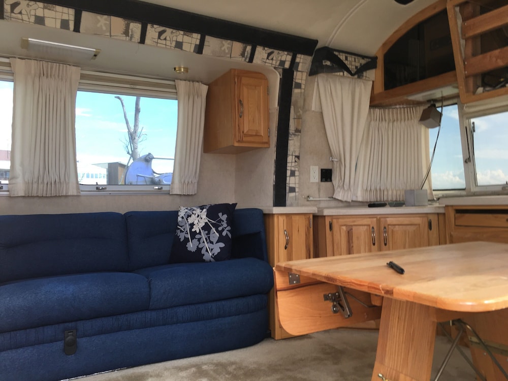 スタンダードエアストリーム (3名様用) 客室1 | GRAN CAMPING パームガーデン舞洲