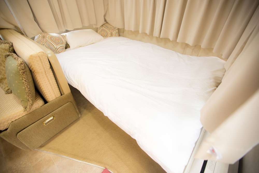 スタンダードエアストリーム (3名様用) 客室4 | GRAN CAMPING パームガーデン舞洲